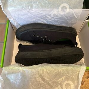 Cariuma OCA Low All Black Canvas Sneaker